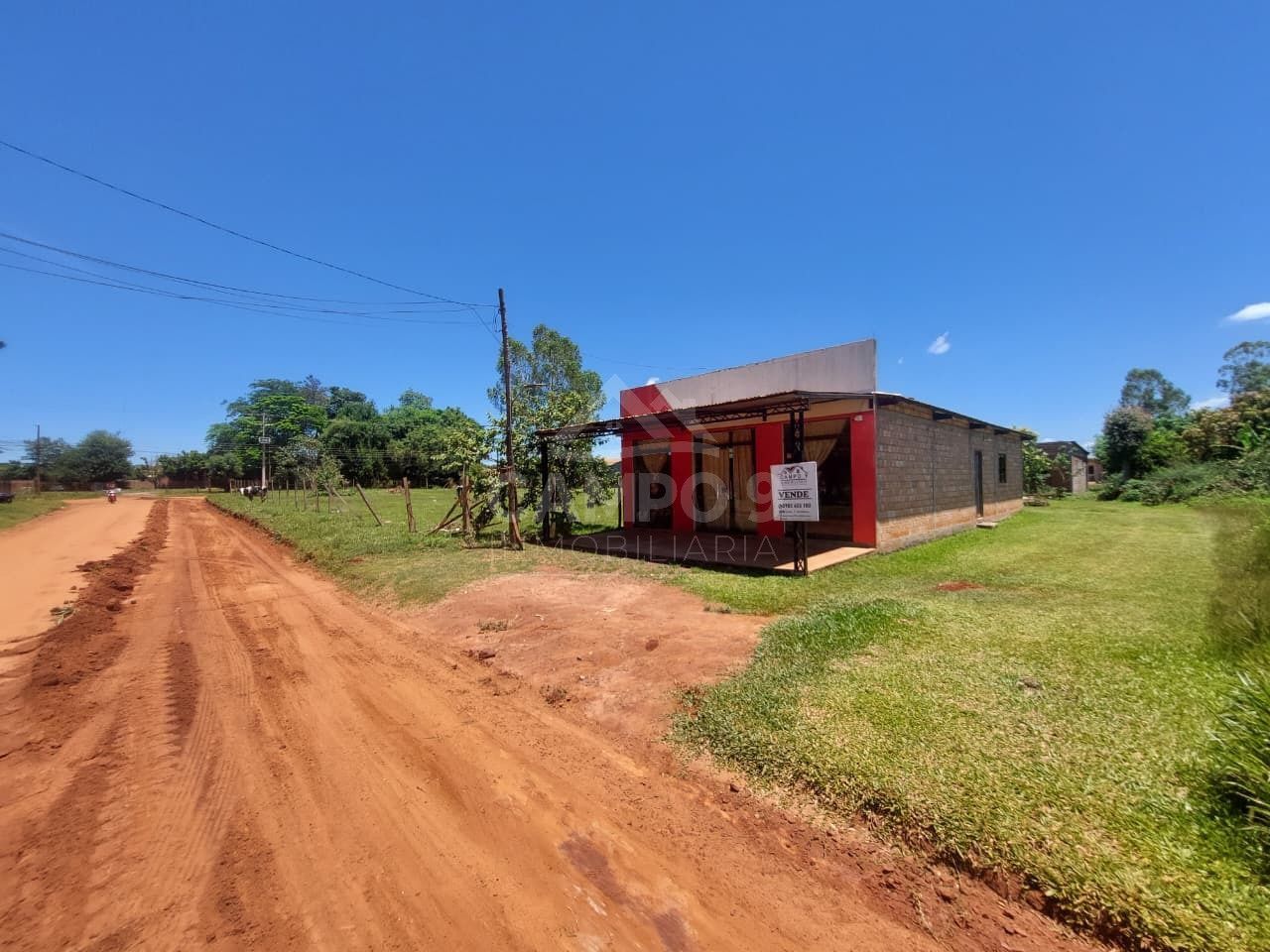 VENDO ESTA CASA CON SALÓN COMERCIAL