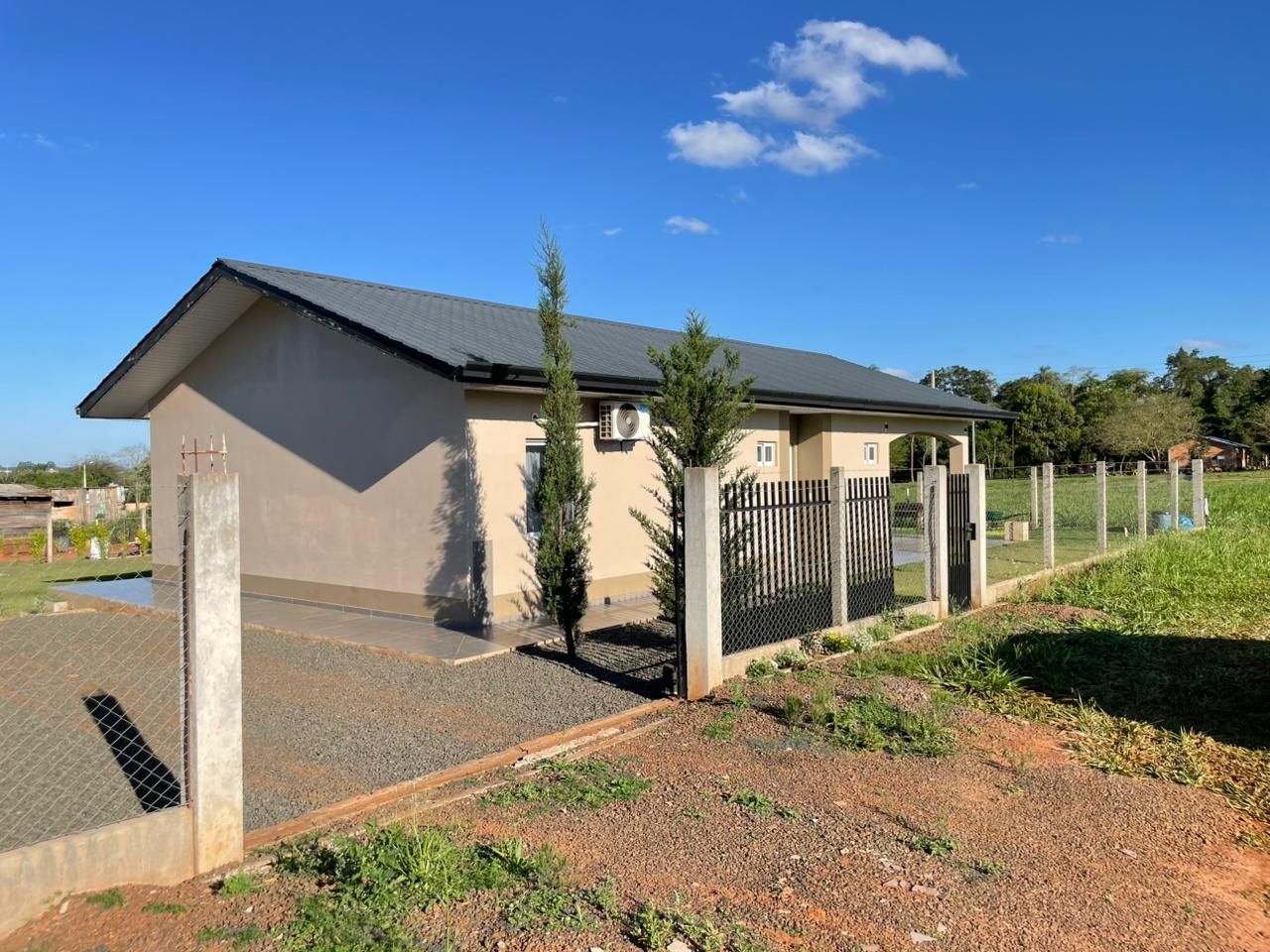 SE VENDE AMPLIO TERRENO CON CASA - CONSTRUCCIÓN NUEVA